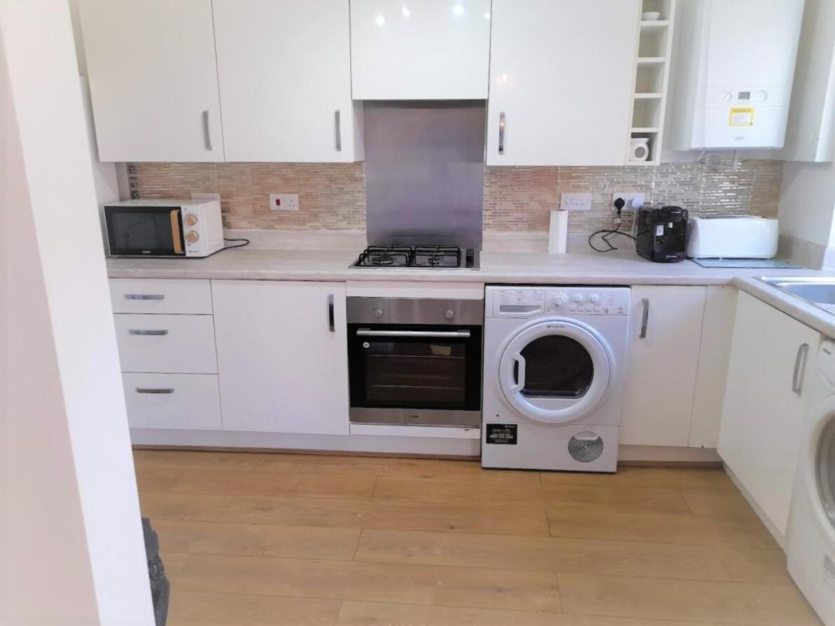 Beautiful 4 Bedroom Treasure Home Hemel Hempstead Extérieur photo