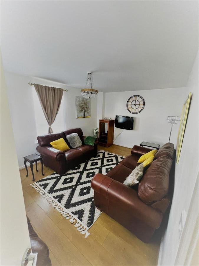 Beautiful 4 Bedroom Treasure Home Hemel Hempstead Extérieur photo