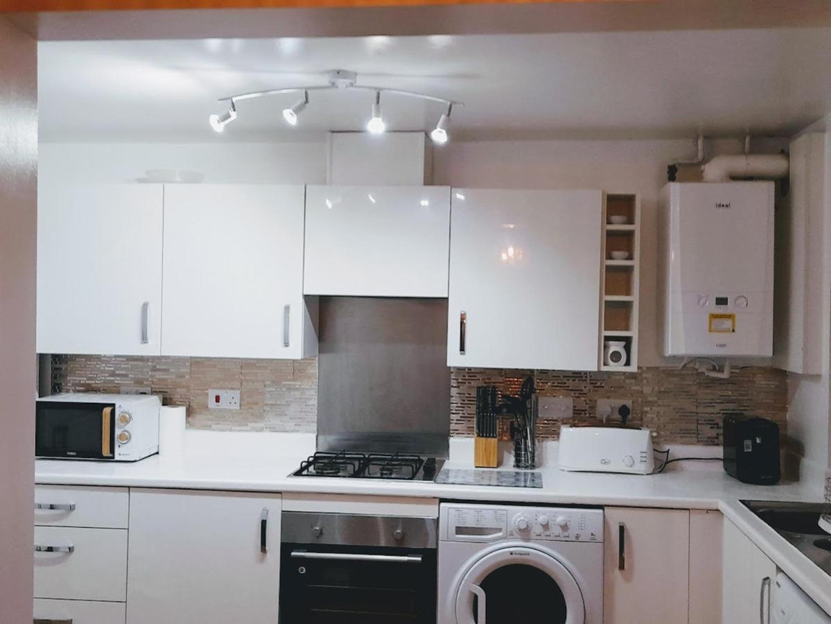 Beautiful 4 Bedroom Treasure Home Hemel Hempstead Extérieur photo