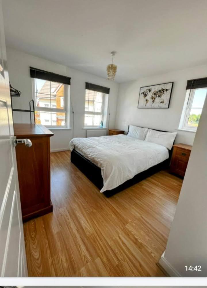 Beautiful 4 Bedroom Treasure Home Hemel Hempstead Extérieur photo
