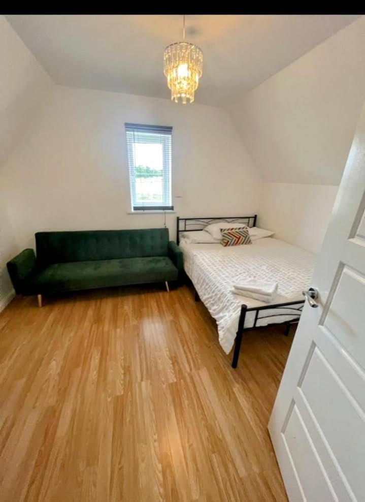 Beautiful 4 Bedroom Treasure Home Hemel Hempstead Extérieur photo